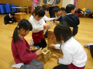 5歳児が友達とタワーをつくています