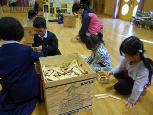 5歳児がじっくりとカプラを積んでいます