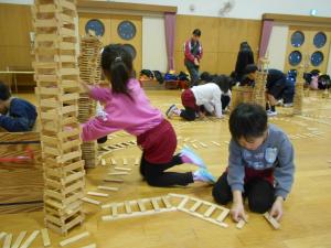 5歳児が線路づくりに夢中になっています