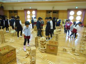 5歳児できあがったまちを探検しました