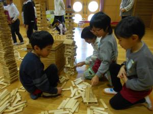 5歳児友達の作品を見ています