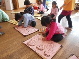 5歳児カプラ教室の絵をかいています