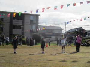 運動会をする園児