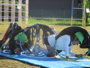 フープをくぐる園児