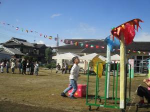 ボールをかごに入れようとしている卒園児