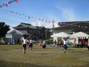 新体操で使うリボンを持って踊る園児