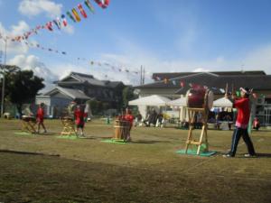 和太鼓を叩く園児