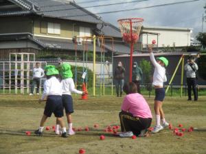 玉入れをしている園児