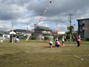 玉入れをしている子どもと保護者