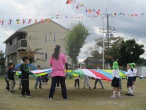 バルーンをする園児