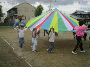 バルーンをしながら手をあげている1年生