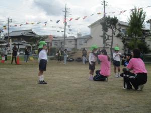 先生からメダルをもらっている園児