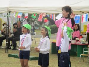 笑顔でみんなに手を振る園児