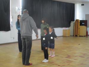 英語の先生と数字遊びをしている子ども達