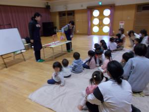 大型絵本を見ています