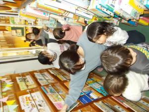 図書館の中にいます