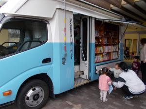 図書館の外にも本がありました