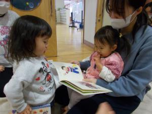 一緒に絵本を読んでいるよ