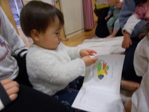 リンゴちゃん読んでいるよ