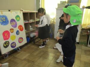 的当てをする園児