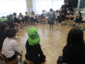 1年生と円になって遊ぶ園児