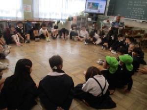 1年生とハンカチ落としをする園児