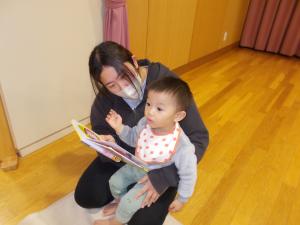 一緒に絵本を見てみよう