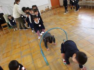 トンネルをくぐる