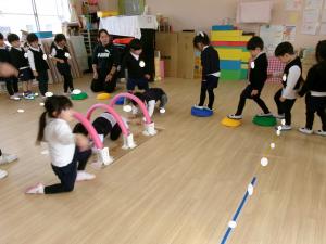 体を動かして遊んでいます