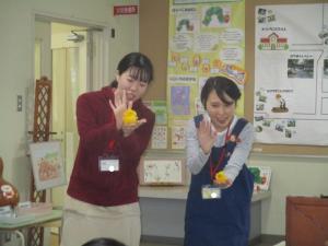 図書館の方がひよこのぬいぐるみを持っている