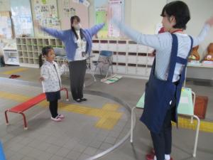 体操をする園児