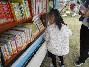 絵本を選ぶ園児