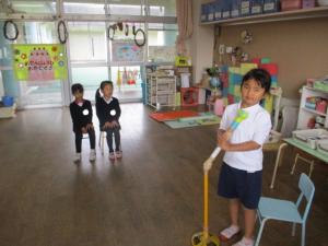 マイクで話をする園児