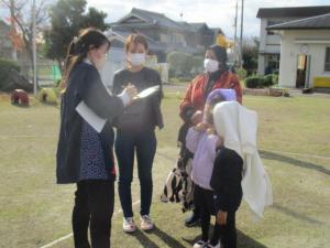 引き渡し訓練をする園児と保護者