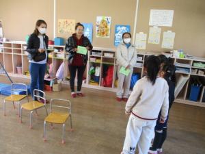 保護者に作品展の説明をしている園児