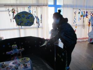 作品を紹介している園児