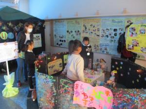 宇宙レストランを紹介している園児