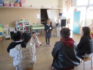 保護者に作品展の感想を聞いている園児