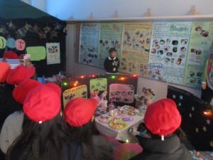 小学生に作品の紹介をしている園児