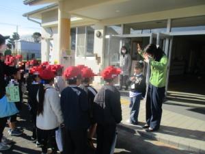 小学生を見送る園児