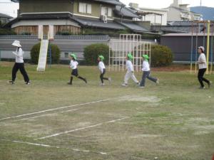 かけ足をする園児