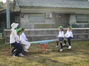 シーソーに乗る園児