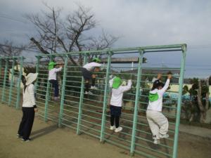 登り棒を登る園児