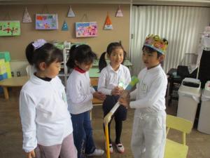 マイクを持って友達に質問する園児