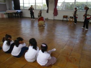 和太鼓を聴く園児