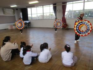 山形の花笠踊りを見る園児