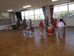 和太鼓をする園児