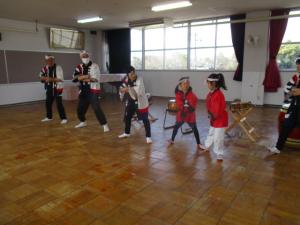 ソーラン節を踊る園児