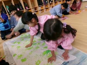 手形で色をつけよう