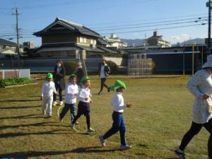 お家の人と園庭をかけ足している園児
